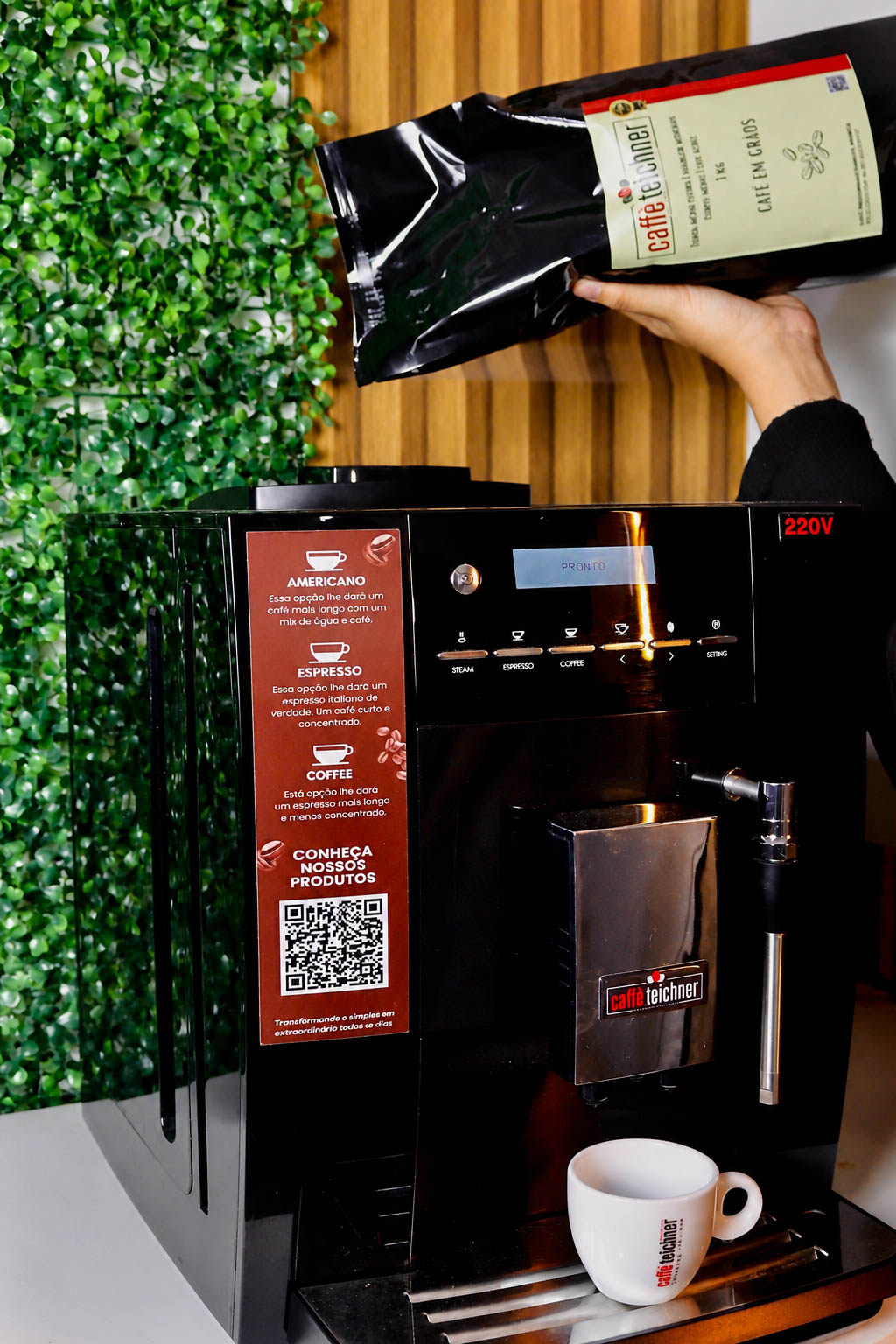 Equipe Caffè Teichner abastecendo a máquina com grãos, parte do serviço de reposição recorrente
