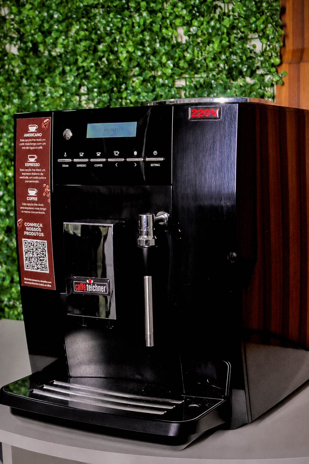 Máquina Caffè Teichner completa, com painel de comandos e QR code para conhecer os produtos